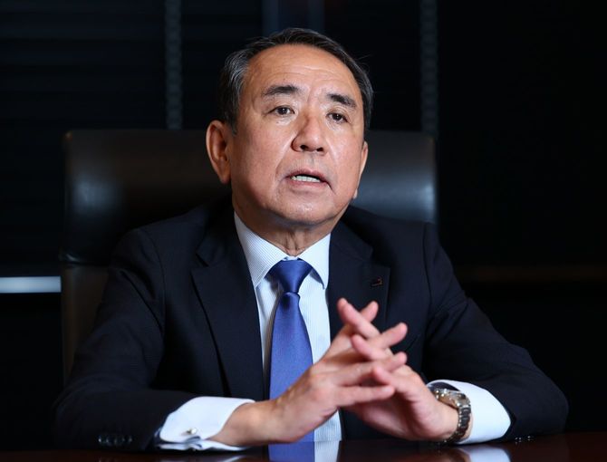 インタビューに答えるアサヒグループホールディングス（HD）の勝木敦志社長＝2022年11月18日、東京都墨田区