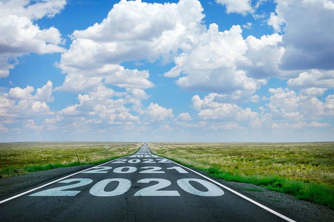 2020年とその後の日付は、長いまっすぐな田舎道に描かれました