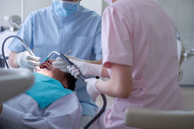 歯科治療を受ける人