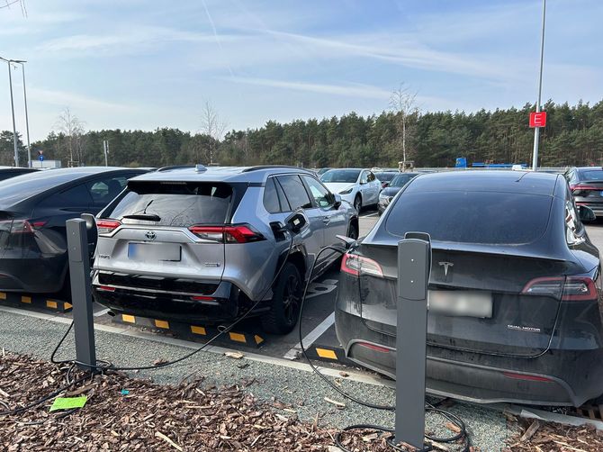 約3000台が収容できる広大な駐車場