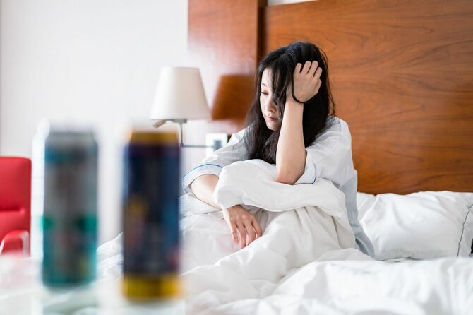 二日酔いに苦しむ若い女性