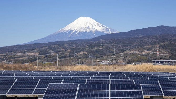 富士山とソーラーパネル