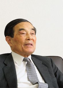 <strong>信越化学工業社長 金川千尋</strong>●1926年、東京都生まれ。50年東京大学法学部卒業。同年、極東物産(現・三井物産)入社。62年信越化学工業入社。78年塩ビ事業の海外拠点である米シンテック社長就任。90年シンテックと兼務で社長に就任。