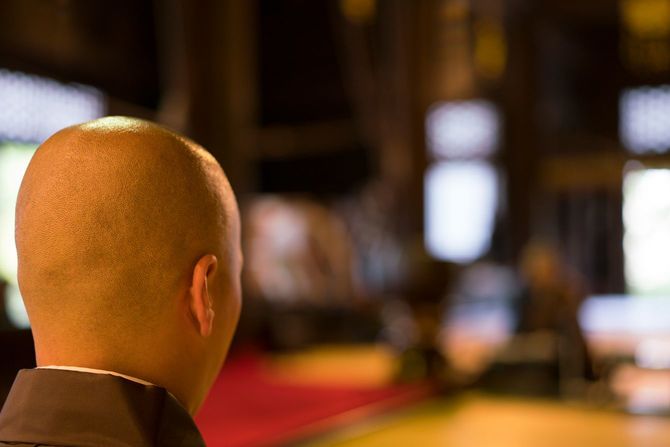 京都の寺で座禅を組んでいる僧侶