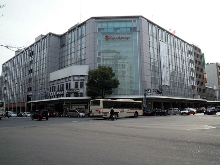 高島屋京都店（写真＝DVMG／CC-BY-3.0／<a href="https://commons.wikimedia.org/wiki/File:Kyoto_Takashimaya_-_panoramio.jpg" target="_blank">Wikimedia Commons</a>）