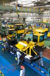 コマツ粟津工場のホイールローダーの生産ライン。フル稼働の生産現場はまさに”つくっただけ売れる”活況ぶり。
