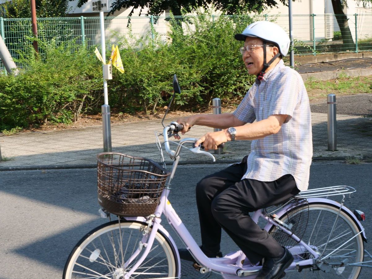 背筋もピンッ…現役で自転車を乗りこなす92歳