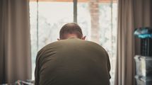 ｢後ろ姿で年齢がバレる人｣はガチガチの猫背になっている…寝る前の10秒間で背筋がピンと伸びる｢犬のポーズ｣