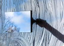 なぜ介護ヘルパーは汚い窓を拭かないのか