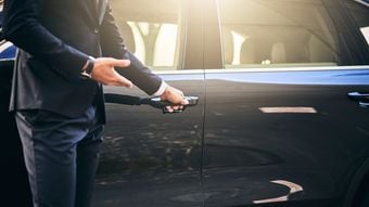 会社員なのに自腹で｢専属運転手｣を雇った…億稼ぐ外資系金融ママが"月30万円"を迷わず投資したワケ