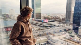 エルメスでもユニクロでもない…ファーストクラスに乗る｢本物の富裕層｣が普段着にする"ジャージ"の正体