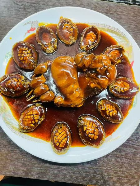 熊の手とアワビの煮込み料理