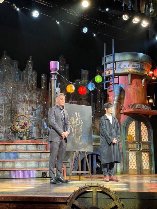 11月22日、東京キネマ倶楽部で行われた新作歌舞伎「プペル～天明の護美人間～」制作発表記者会見の様子。主演の市川海老蔵さんと。