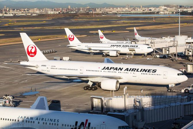 2012年12月4日、羽田空港に日本航空の飛行機とJALエクスプレスの飛行機が並ぶ