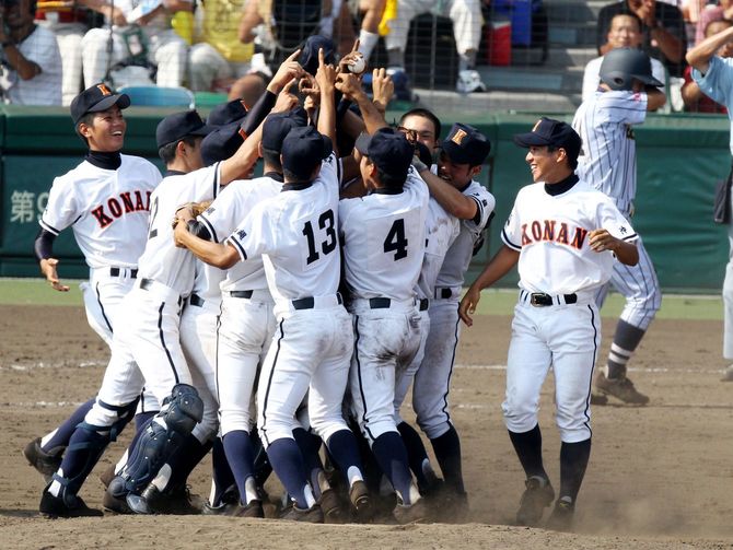 2010年8月21日春夏連覇を達成し、マウンド上で歓喜の輪をつくる興南ナイン＝阪神甲子園球場