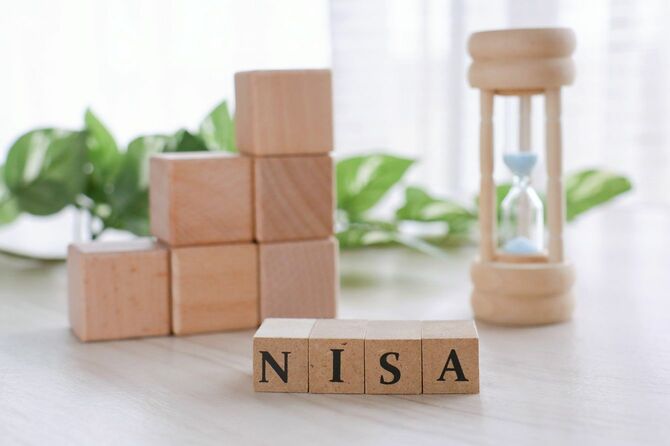 木製ブロックで「NISA」の文字