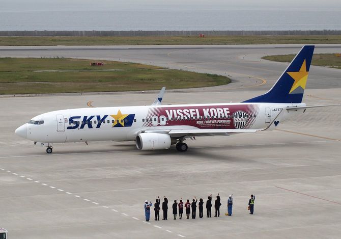 ヴィッセル神戸をモチーフにしたラッピング機「ヴィッセルジェット」。2019年5月14日～2020年12月ごろまで、全路線を飛んでいる。