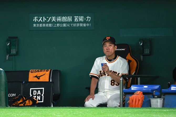 Giants manager Tatsunori Hara replenishes the water during pitch maintenance after the fifth inning = August 24, 2022, Tokyo Dome
