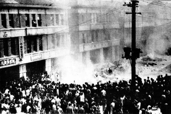 二・二八事件：1947年2月28日、行政長官公署を取り囲み、抗議する市民たち（写真＝Media lacking author information／PD-Taiwan／Wikimedia Commons）