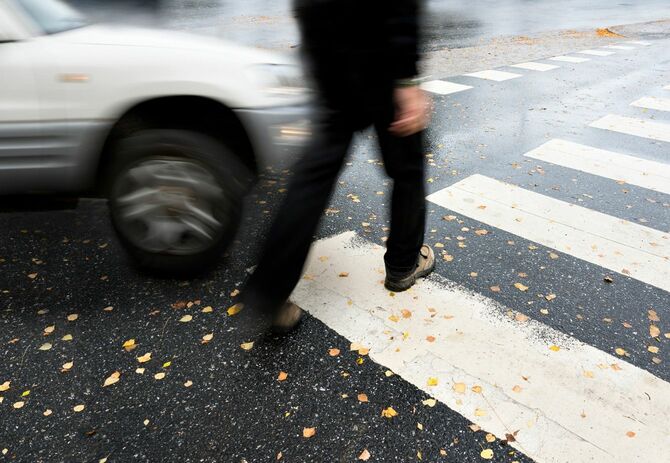 横断歩道で車と接触する直前の男性