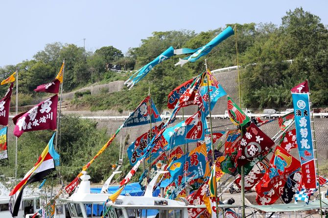 大漁旗を掲げた日本の漁船
