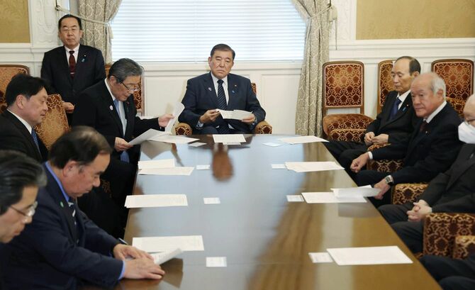 自民党役員会に臨む石破茂首相（奥中央）、森山裕幹事長（同左）ら＝2025年3月24日、国会内