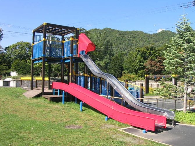 藤野むくどり公園の滑り台。車椅子で滑ることができ、介助者が介助しやすい設計になっている。