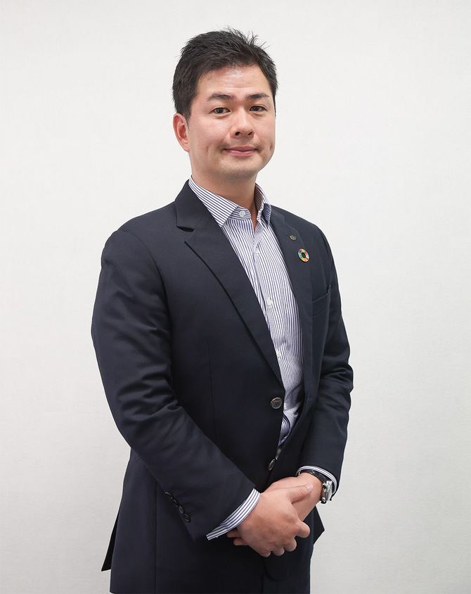 2014年に赴任した平崎晃史さん。テレコールも飛び込み営業も苦手だったが、「顧客を人間としてリスペクトして好きになる」を信条に入社5年目で全店のMVPを受賞した