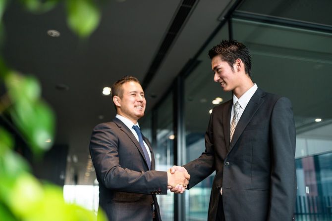 握手をする二人のビジネスマン