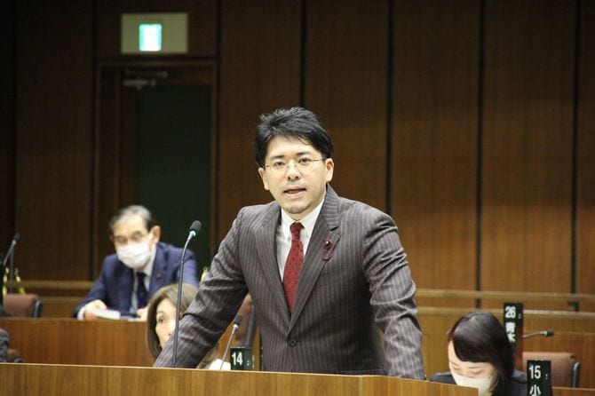 新宿区議会で区長に質問している渡辺やすし議員。