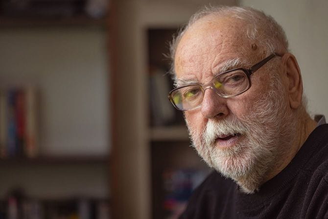 こちらを見ているひげを生やした高齢男性