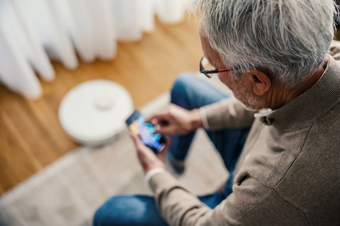 スマホを触る高齢男性