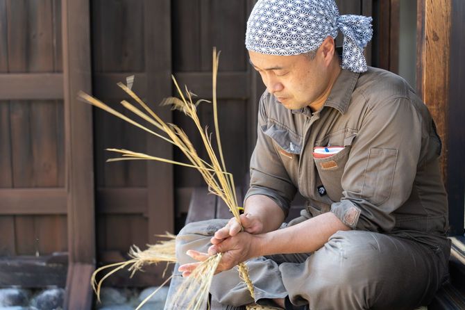 手際よくしめ飾りをつくる酒井さん