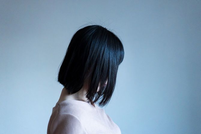 ひどく疲れて落ち込んでいる女性