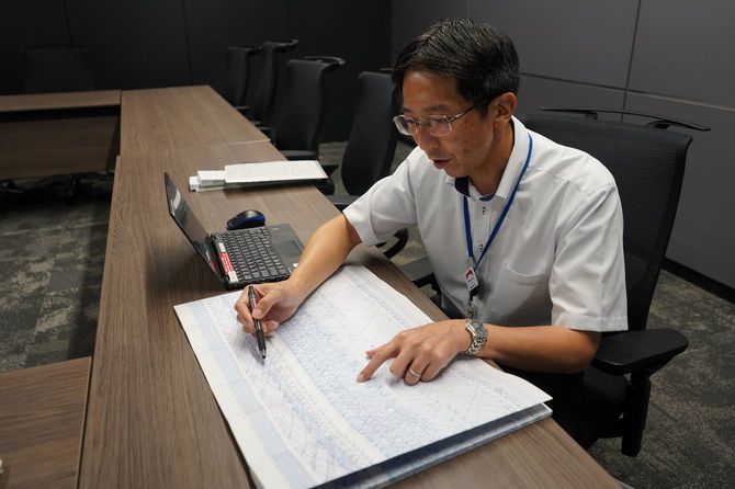 ダイヤ制作の苦労を説明する茂木さん