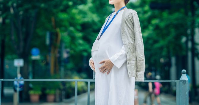 屋外に立つ妊婦