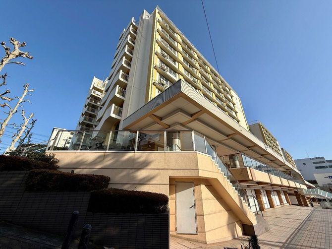 マンションの低層階に青葉台ショッピングセンターとしてオープンした青葉台東急スクエアNorth。2025年2月に閉店し、再開発が検討されている