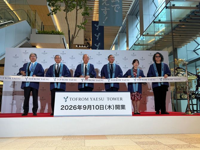 開業セレモニーでテープカットに臨む映画監督の岩井俊二さん（右端）ら