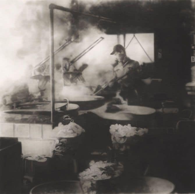 天ぷらのように、ポテトチップスを高温でサッと揚げた。