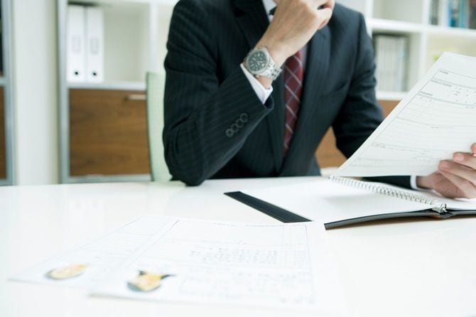 履歴書を見比べる人事担当者