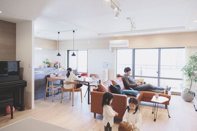 リビングでくつろぐ家族