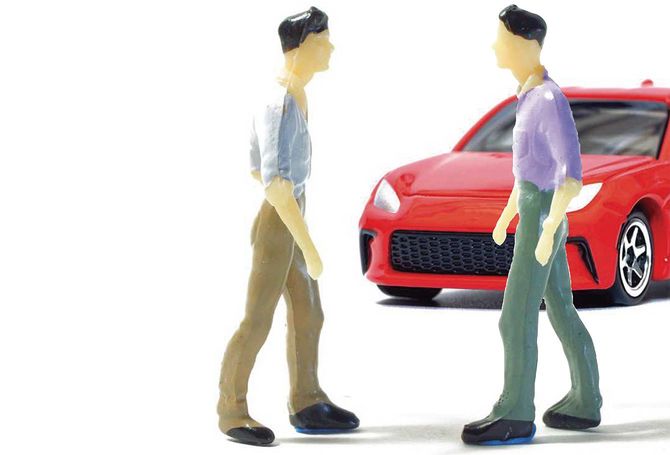 車の運転でもめる2人の男性