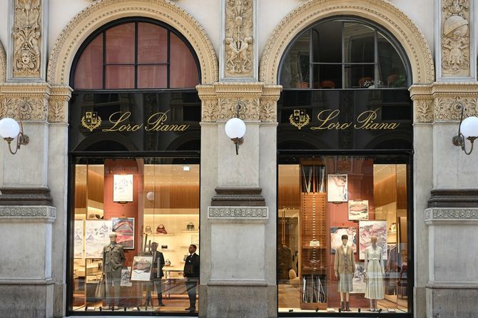 イタリア、ミラノのロロ・ピアーナの店舗