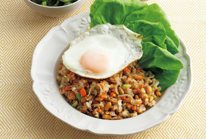 具沢山のチャーハン。さらにサラダ菜など生野菜を添えて、巻いてたべるのもおすすめ。