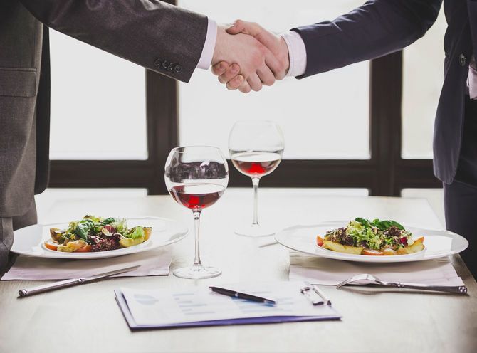 「仕事上の接待」でも残業代は請求できる(※写真はイメージです)