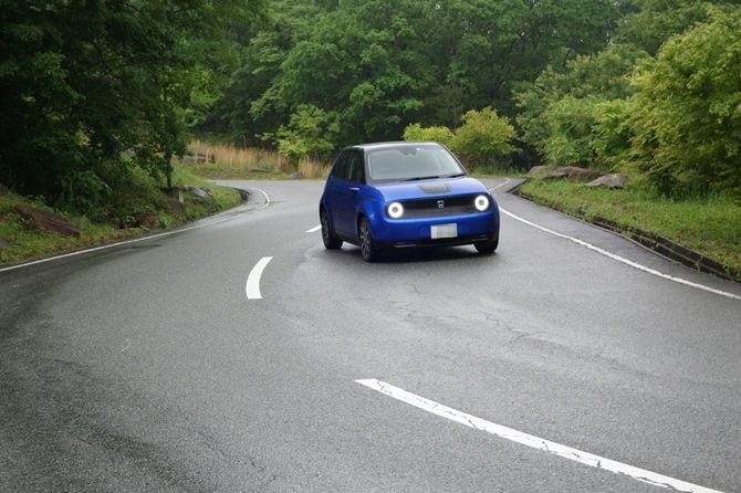 走行中のHonda e