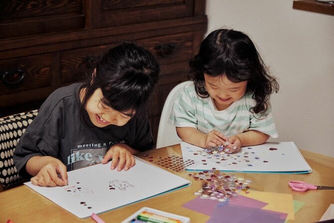 自宅でシールを使って遊ぶ子供