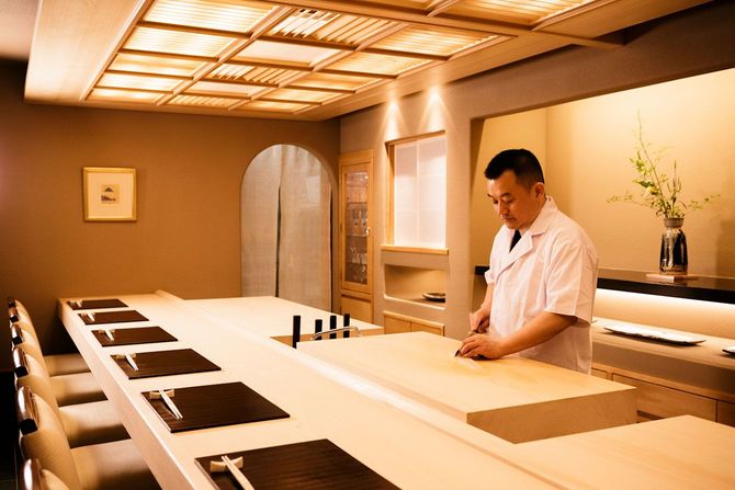 銀座小十料理長の奥田透さん。