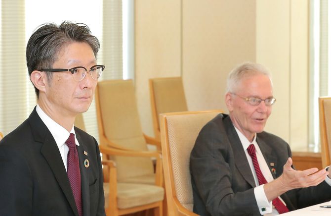 インタビューに答える東芝の島田太郎社長（左）とジェリー・ブラック社外取締役＝2022年9月12日、東京都港区