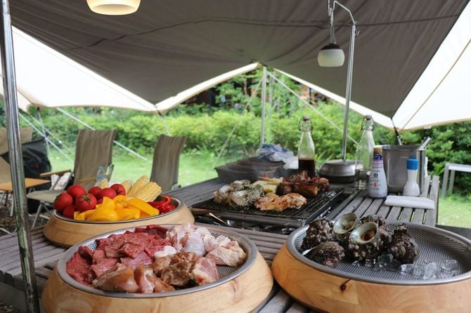 焚火ラウンジでは、焚火以外も楽しめる「手ぶらBBQプラン」も用意している